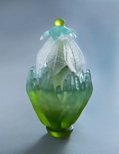 Reminiscence, green hand flacon with clear tobacco leaf inverted vessel; olive hand plunger