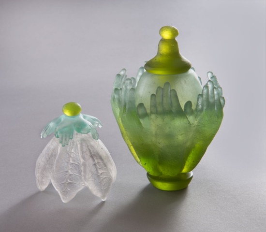 Reminiscence, green hand flacon with clear tobacco leaf inverted vessel; olive hand plunger