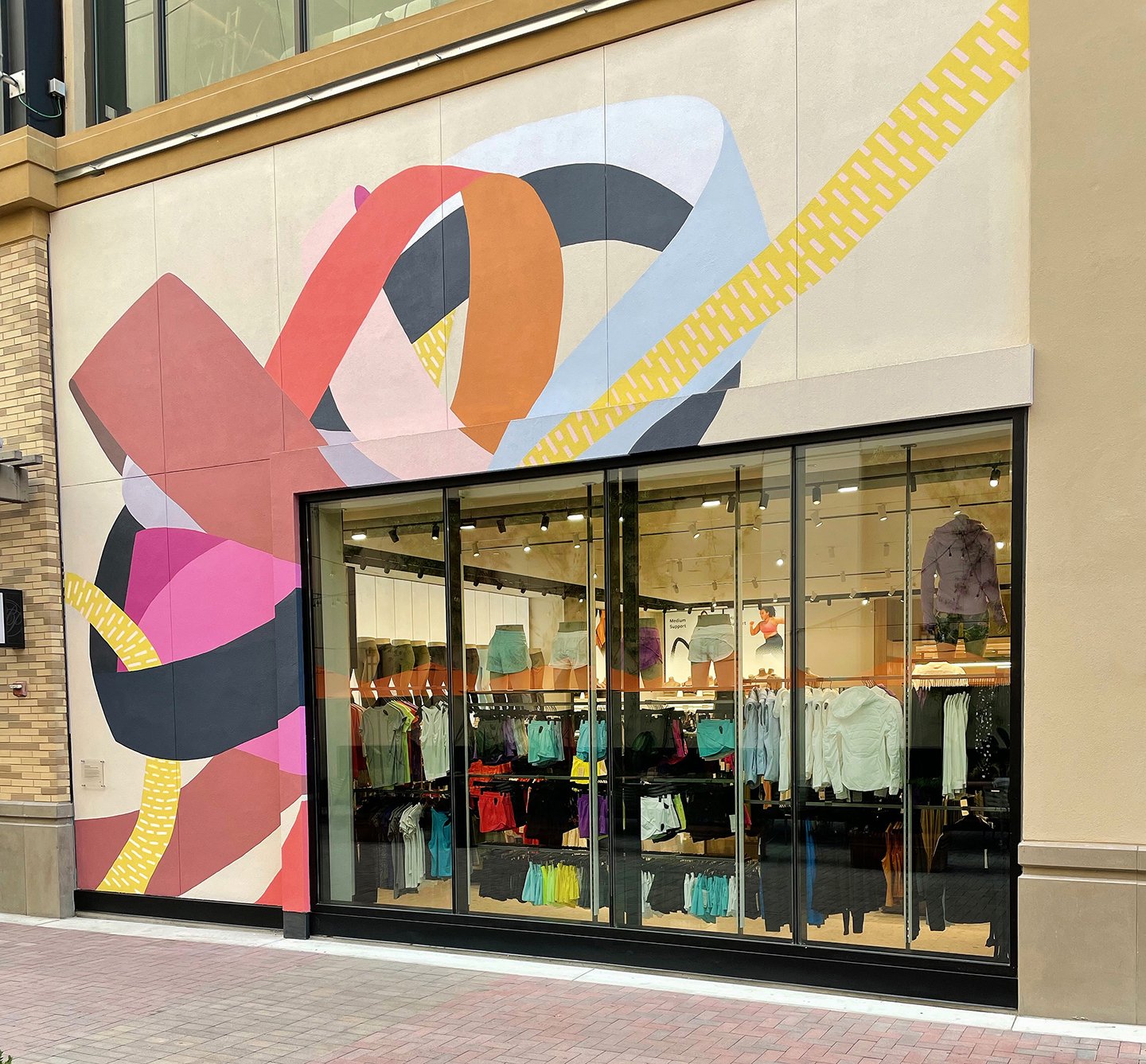  Unfurl, mural for Lululemon, 2022 22 x 28 feet Acrylic paint Broadway Plaza Walnut Creek, CA  Undulating forms loop, curve, arch, stretch, and unfurl. Viewers are invited directly into the traces of movement to feel a burst of energy, dynamism, and 