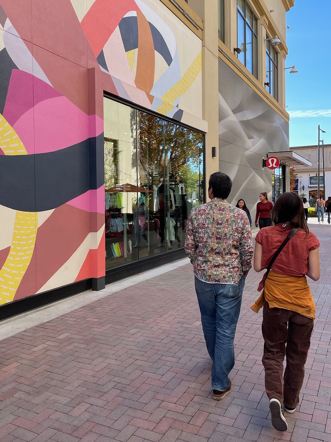  Unfurl, mural for Lululemon, 2022 22 x 28 feet  Acrylic paint  Broadway Plaza, Walnut Creek, CA  Undulating forms loop, arch, stretch, and unfurl. Viewers are invited directly into the traces of movement to feel a burst of energy, dynamism, and exub