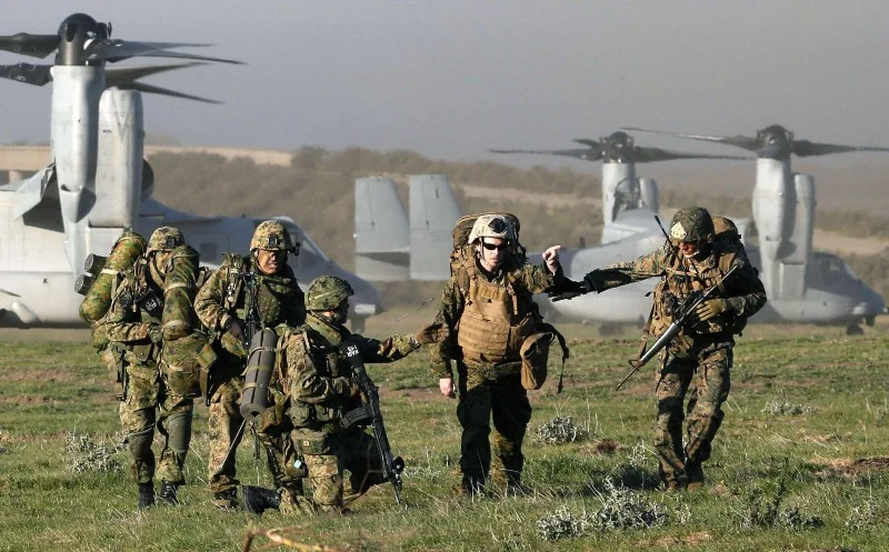 Japanese Ground Self-Defense Force troops and U.S. Marines stage a joint drill Wednesday involving MV-22 Osprey tilt-rotor transports at Camp Pendleton in California. (KYODO)