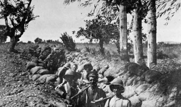 Soldiers dug in at Chocolate Hill, Suvla Bay, Gallipoli, 1915.