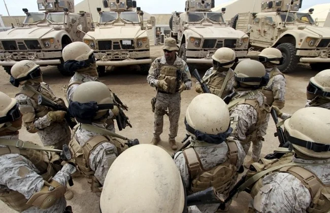 Senior army commander Abdullah al-Sahian (C), who commands the Saudi forces in Yemen's southern port city of Aden, talks to his soldiers in their base in Aden, in this September 28, 2015 file photo. REUTERS/Faisal Al Nasser/Files