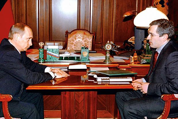 Vladimir Putin and Mikhail Khodorkovsky at the Kremlin in 2002 — Ria Novosti