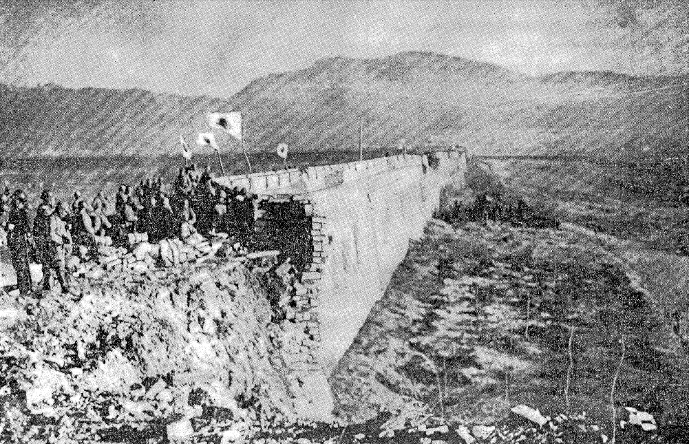 Japanese soldiers stand atop the ruins of Zhongshan Gate on 13 Dec 1937, 'victorious' in the Battle of Nanjing. (Public Domain)