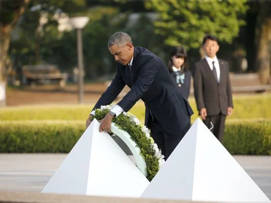 President Obama lays a wreath at Hiroshima Peace Memorial Park on May 27 2016.(Shuji Kajiyama/AP)