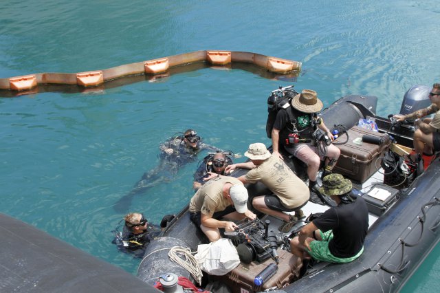 U.S. Army divers with 7th Engineer Dive Detachment, 8th Theater Sustainment Command, train with Canadian and Australian dive teams during RIMPAC 2016 (Sgt. Jon Heinrich/U.S. Army Photo)