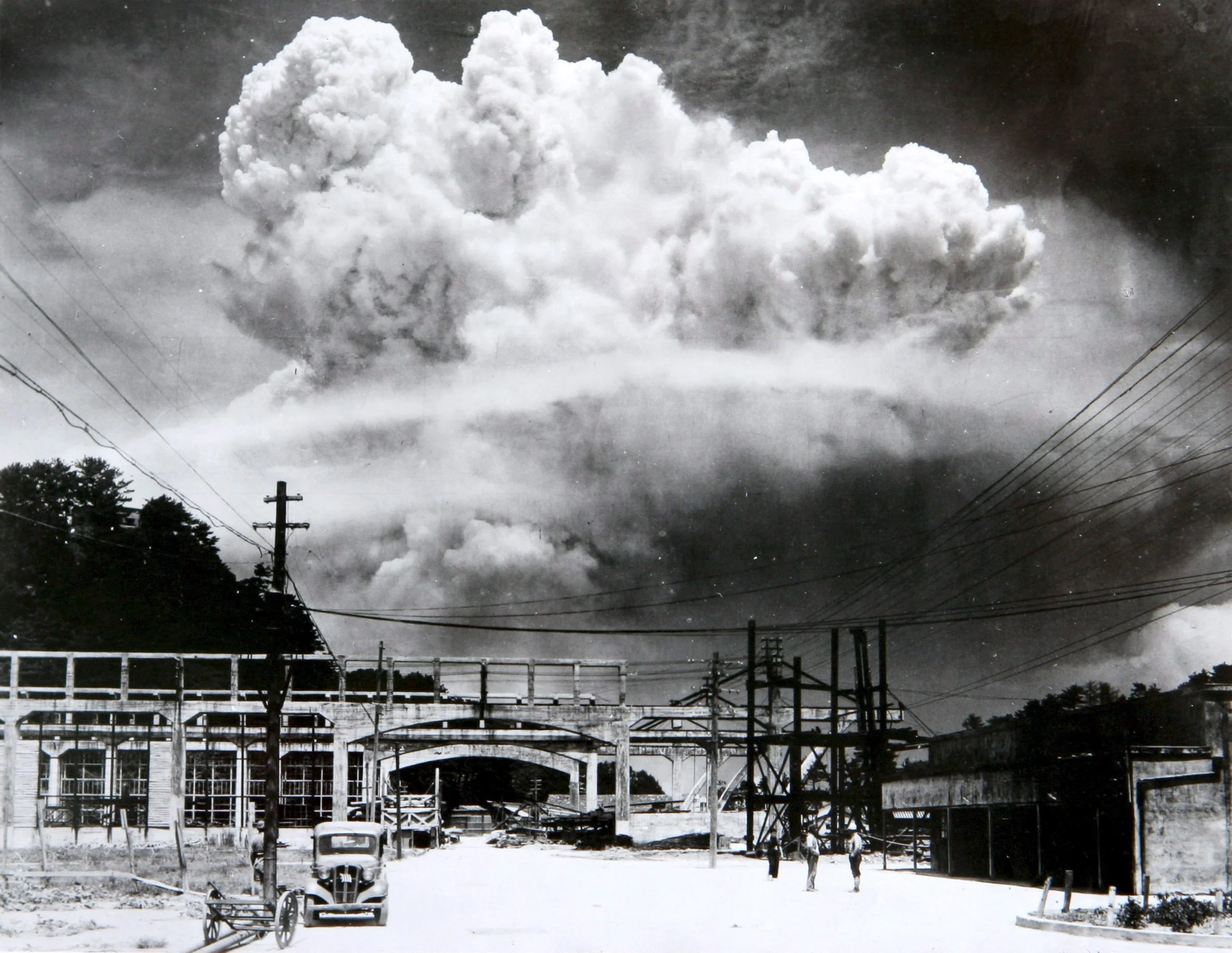 Atomic cloud over Nagasaki from Koyagi-jima (Hiromichi Matsuda | Wikimedia)