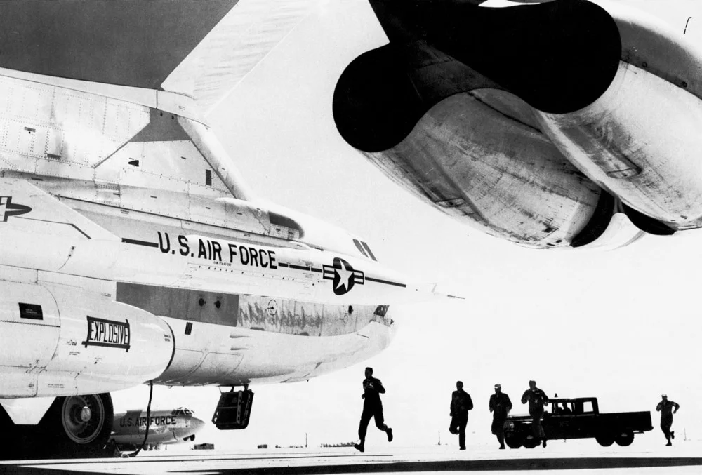 SAC crew runs to waiting B-52 (Wikimedia Commons)