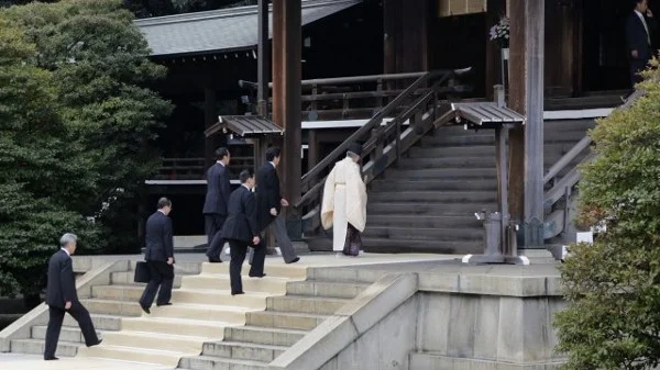 Shinzo Abe visits Yasukuni. (BBC News)