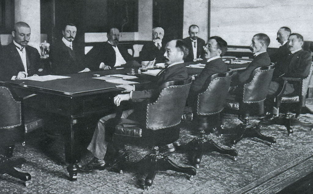 Treaty of Portsmouth delegations, with the Russians on the far side of table and the Japanese the near side. (Russo-Japanese War: A Photographic and Descriptive Review of the Great Conflict in the Far East/P. F. Collier & Son/Wikimedia)