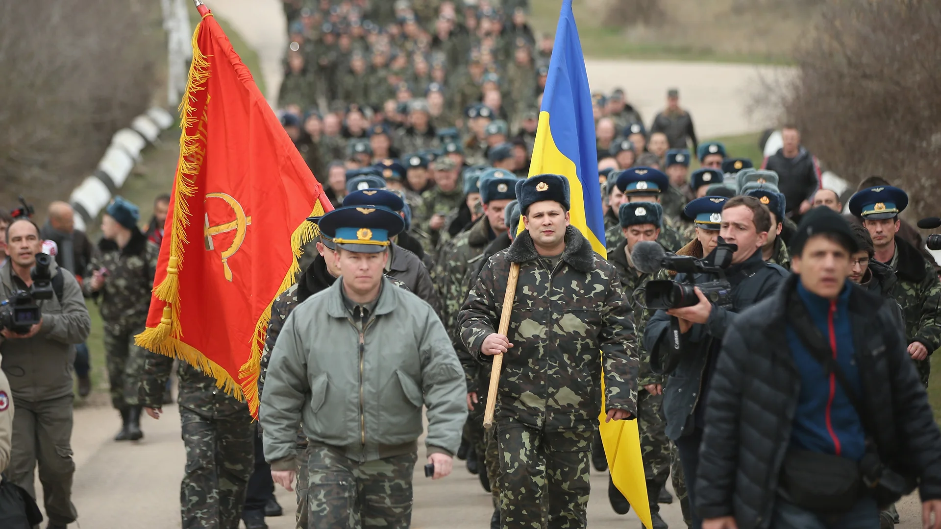 Colonel Yuli Mamchor, commander of the Ukrainian military garrison at the Belbek airbase, and his troops, march behind both the Ukraine flag and a Soviet Red Army flag. Continued sympathy for the former Soviet Union among the masses of the Ukraine and Russia means that even bourgeois, anti-working class forces like the Ukrainian and Russian militaries sometimes use Soviet symbols in order to gain acceptance. (Sean Gallup/Getty Images)