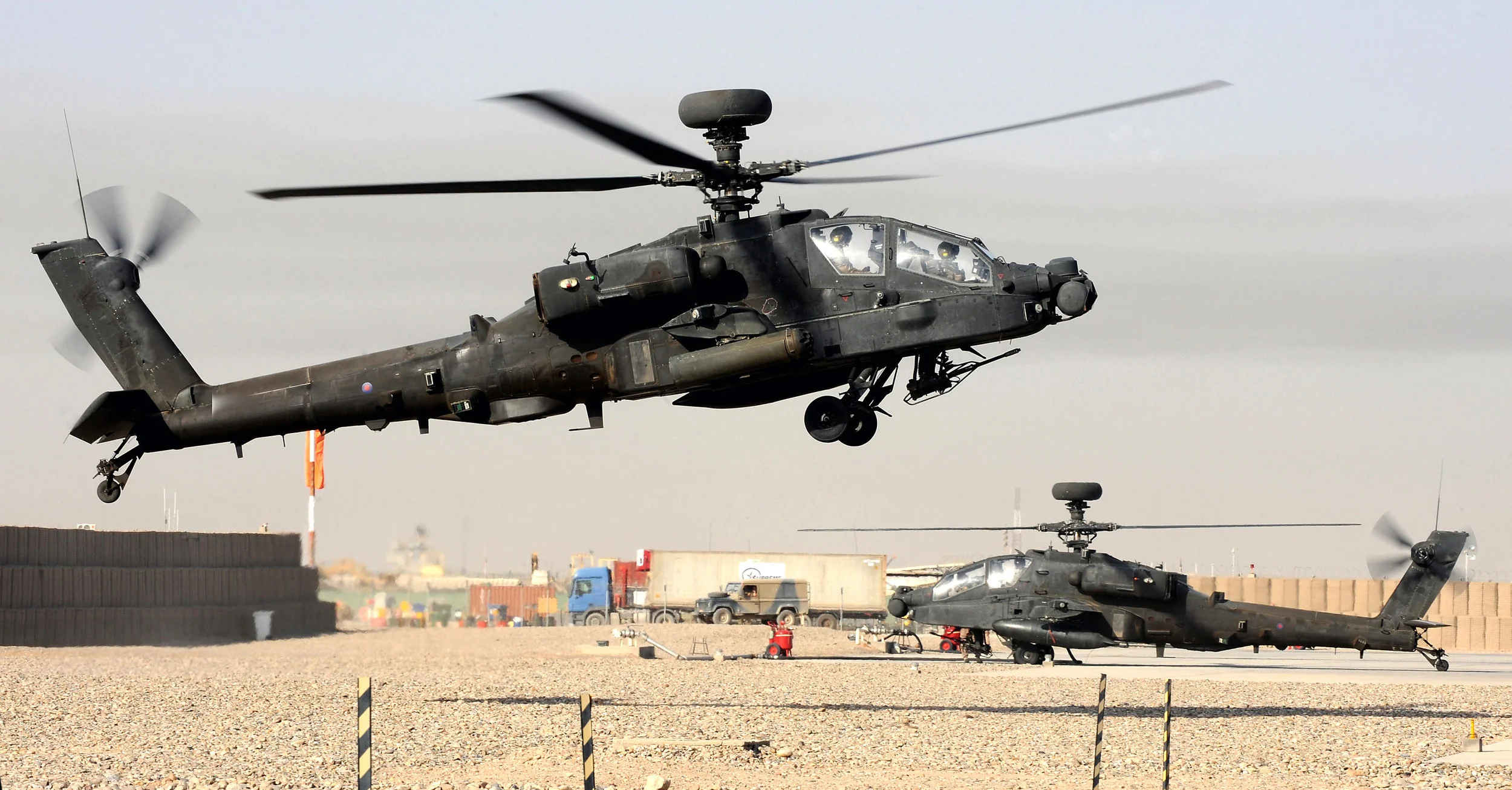 Army Air Corps Apache Longbow helicopter landing at Camp Bastion airfield, Afghanistan. (UK MOD Photo/Wikimedia)