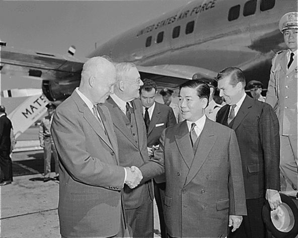Ngô Đình Diệm, accompanied by U.S. Secretary of State John Foster Dulles, arrives at Washington National Airport in 1957. Diệm is shown shaking hands with US President Dwight D. Eisenhower. (DoD Photo/Wikimedia)