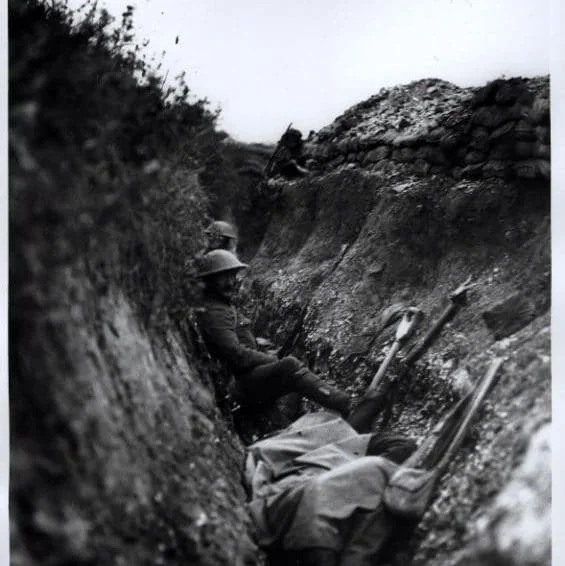 Troops in a support trench during the Battle of the Somme, 1916. (Imperial War Museum)
