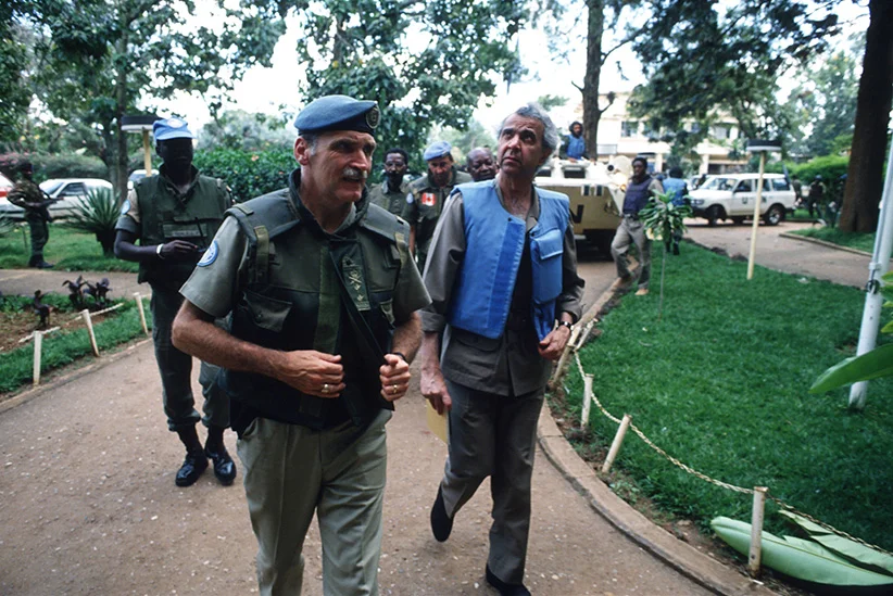 Romeo Dallaire (left) walks with UN envoy Igbal Riza (right) May 26, 1994 in Kigali, Rwanda. (Scott Peterson/Getty Images)