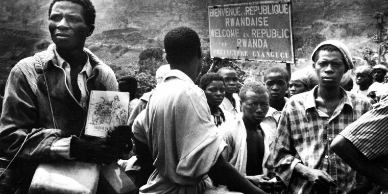 Rwandan Internally Displaced Persons near the border with Zaire (Democratic Republic of Congo) (Klaas Fopma/Medicins San Frontieres)