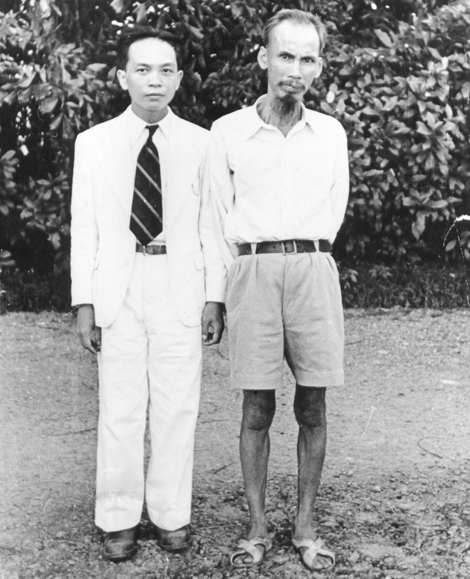 Võ Nguyên Giáp and Ho Chi Minh in August 1945 (Wikimedia Commons)