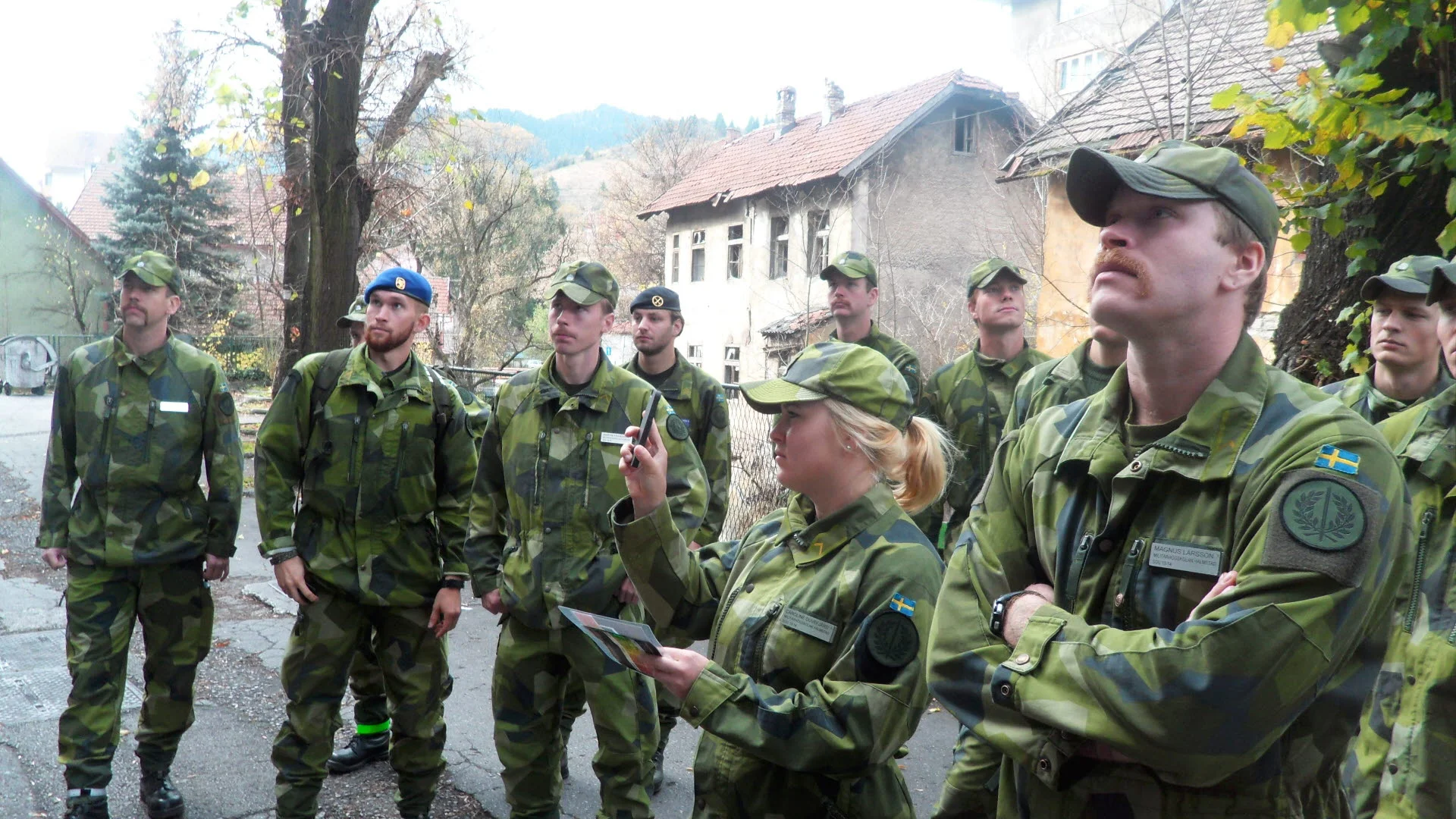 Cadets view the sign on the Nordbat 2 school in Vareš and testify of the city's appreciation of the Swedish UN Federation's efforts in autumn 1993. (Johan Nordén/Försvarsmakten)