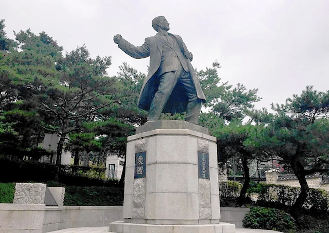 Lee Bong-chang's statue in Hyochang Park in Seoul. In 1932, Lee threw a grenade toward Japanese Emperor Hirohito in an assassination attempt.(Steven Borowiec/LA Times)