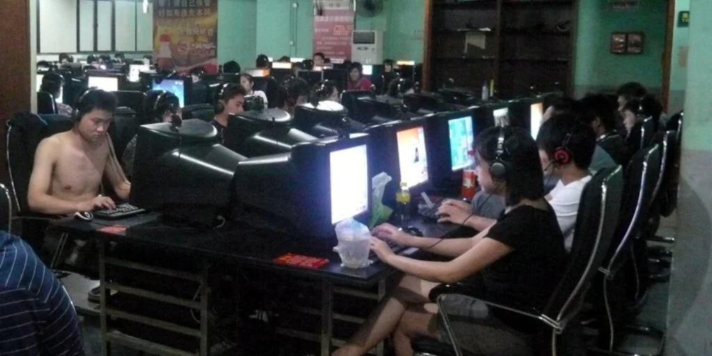 Chinese Hackers Created Fake Facebook Page To Gain The US Government Employees Data (All Tutor Flashing)