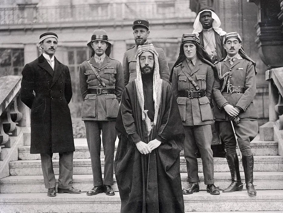 The Arabian Commission to the 1919 Paris Peace Conference and its advisors. In front, Emir Feisal with, from left to right, Mohanned Rustum Bey Haidar of Baalbek, Brigadier General Nuri Pasha Said, Captain Pisani, T.E. Lawrence and Capt. Hassan Bey Kadri. (Clio Visualizing History)