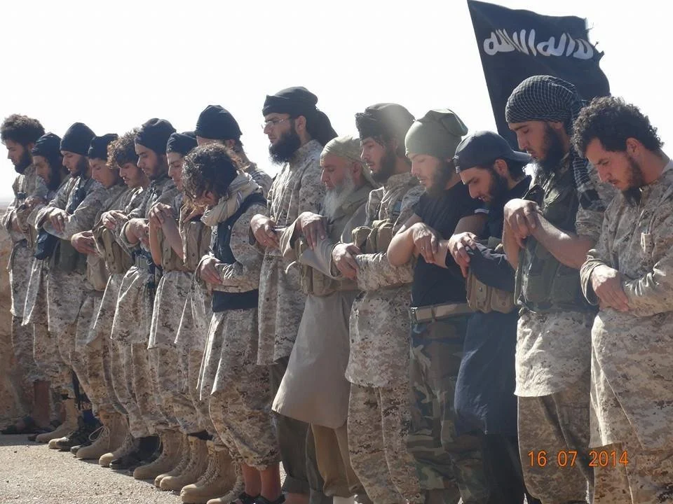 IS fighters praying (Gatewaypundit.com)