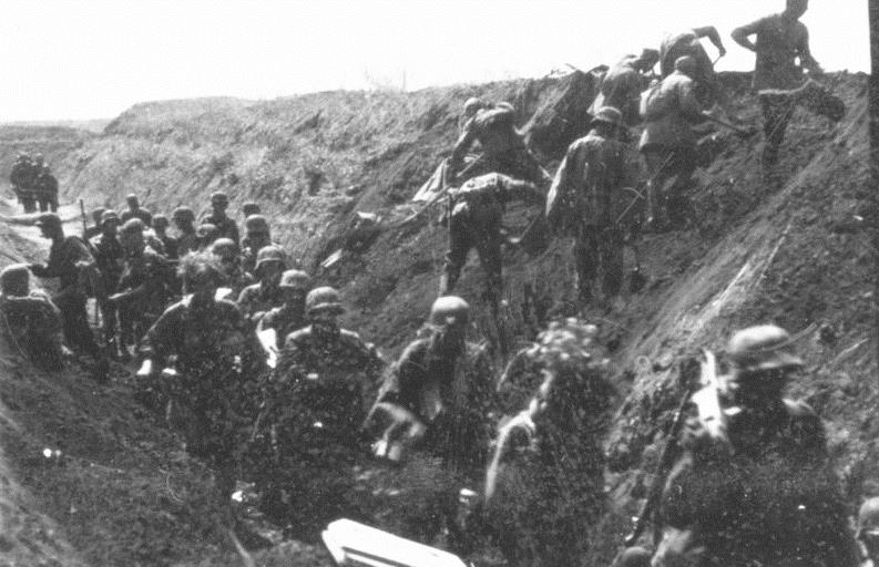   Kursk 1943: German soldiers move along an anti-tank ditch, while combat engineers prepare charges to breach it. (German Federal Archive/Wikimedia)  