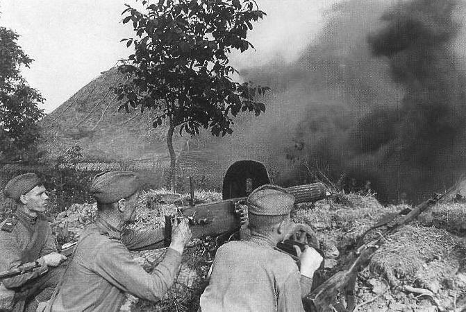   Kursk 1943: A Soviet machine gun crew during the battle. (Wikimedia)  