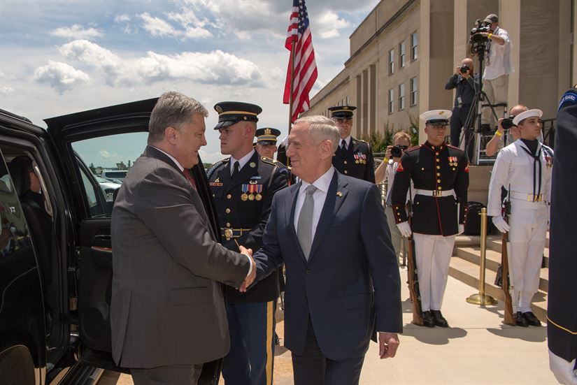 Defense Secretary Jim Mattis welcomes Ukrainian President Petro Poroshenko to the Pentagon. (DoD Photo/SGT Amber I. Smith)