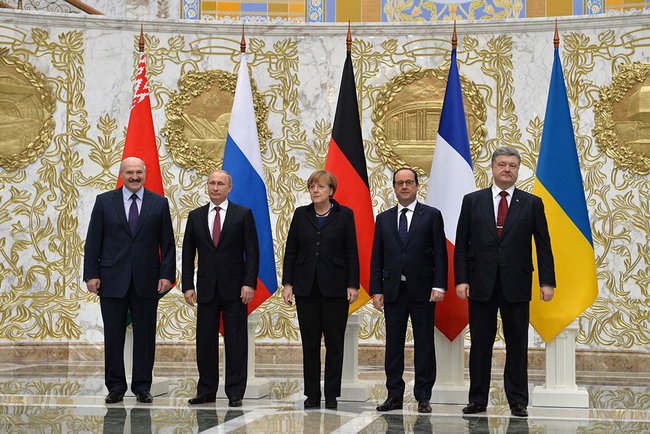 Alexander Lukashenko, Vladimir Putin, Angela Merkel, Francois Hollande, and Petro Poroshenko take part in the talks on a settlement to the situation in Ukraine in Minsk, 2015. (The Russian Presidential Press and Information Office/Wikimedia)