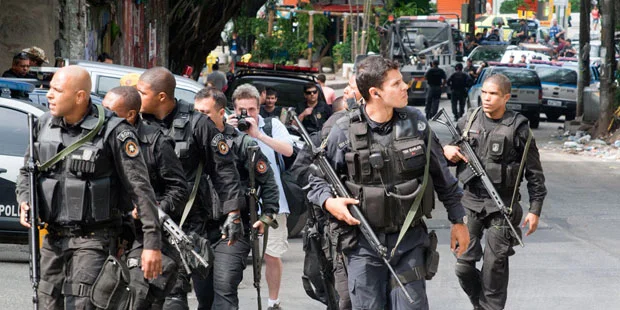 Military police patrol in Rocinha, Rio de Janeiro. (Rodrigo Lobo/International Blvd)