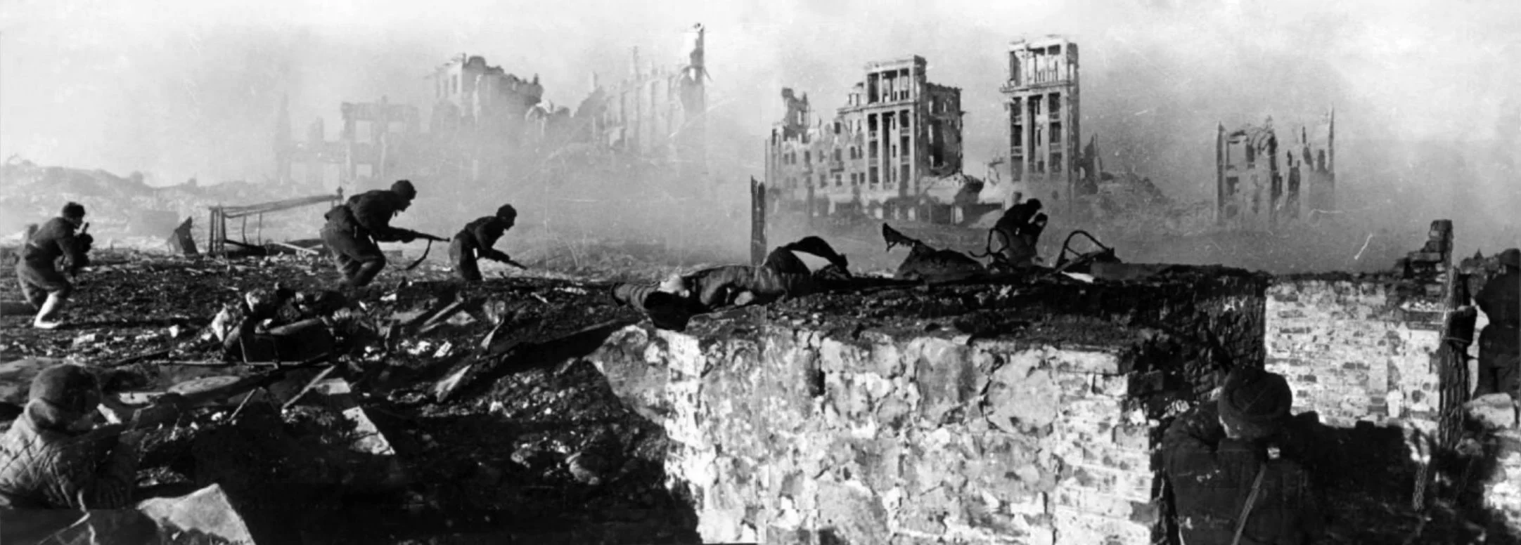 Soviet soldiers attack a house in Stalingrad, February 1943 (Wikimedia)