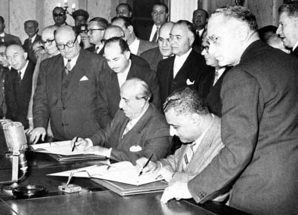 Nasser signing unity pact with Syrian president Shukri al-Quwatli, forming the United Arab Republic, February 1958 (Wikimedia)