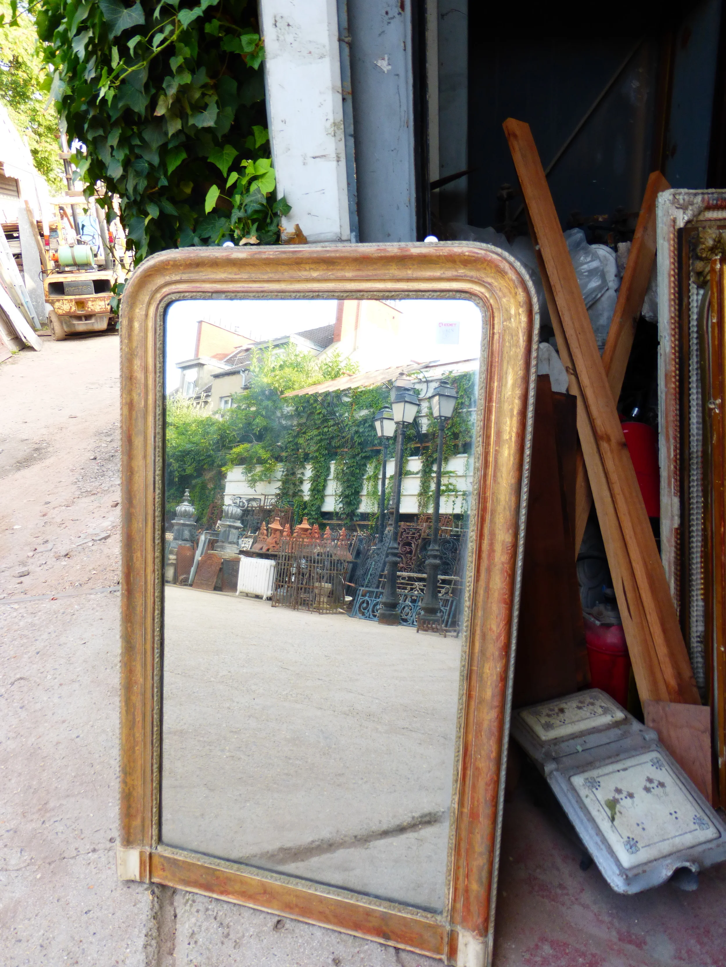 The Louis Philippe mirror standing alone against the outer doorway caught my eye and also caught the perfect reflection of the Puce.