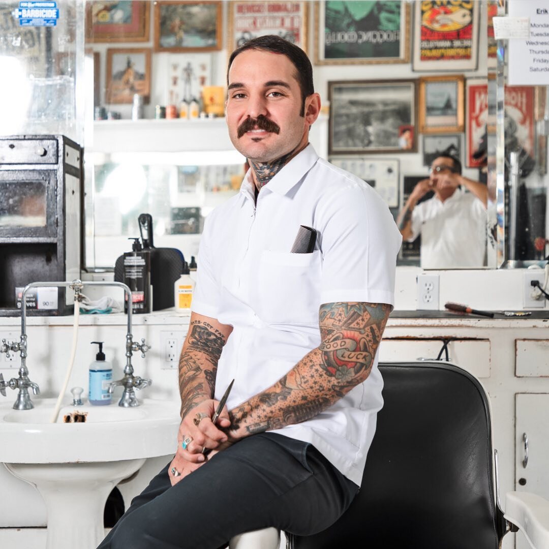 Snap of @bluejacketsss at Avenue Barbershop✨ Check on more about the shop in the latest issue of Car Kulture Deluxe, on news stands now 😎
.
.
.
#supportlocalbusiness #avenuebarbershop #austinsmallbusiness #shelbygouldimaging #carkulturedeluxe #murph