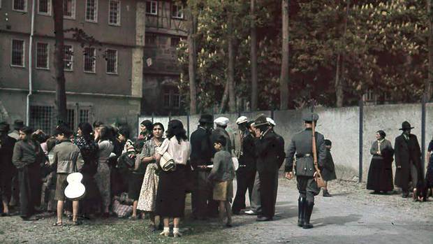 May 22, 1940 - Asperg - Deportation of Roma, Rally point guarded by police (Sammelplatz, Bewachung durch Polizisten) (o.Ang./German Federal Archive)