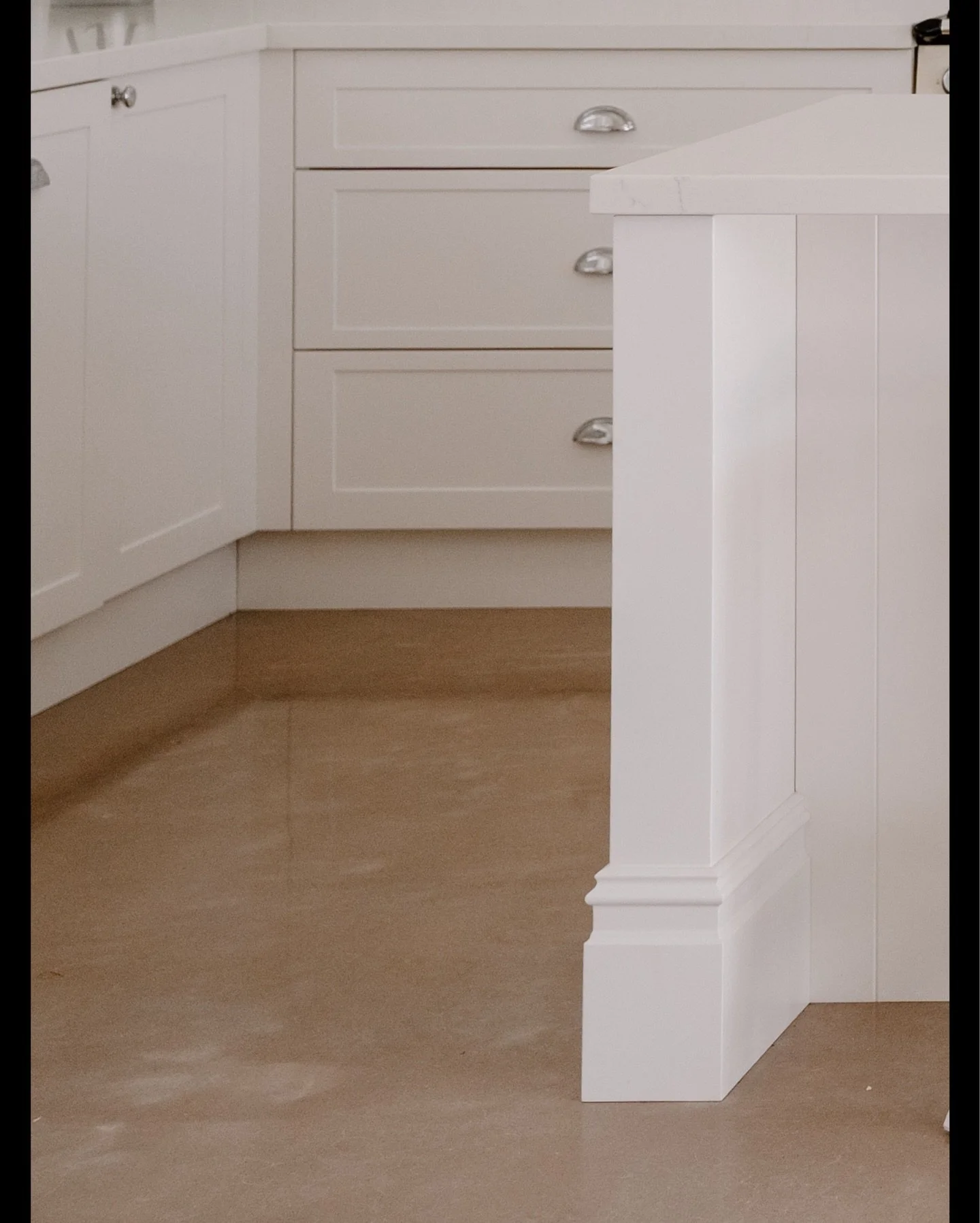 &ldquo;Light, bright and airy&rdquo; &mdash; one of the most common feelings people ask for in their homes.

It&rsquo;s easy to picture, but harder to get right. Too stark and it feels cold. Too minimal and it loses warmth.

In this kitchen, that sen