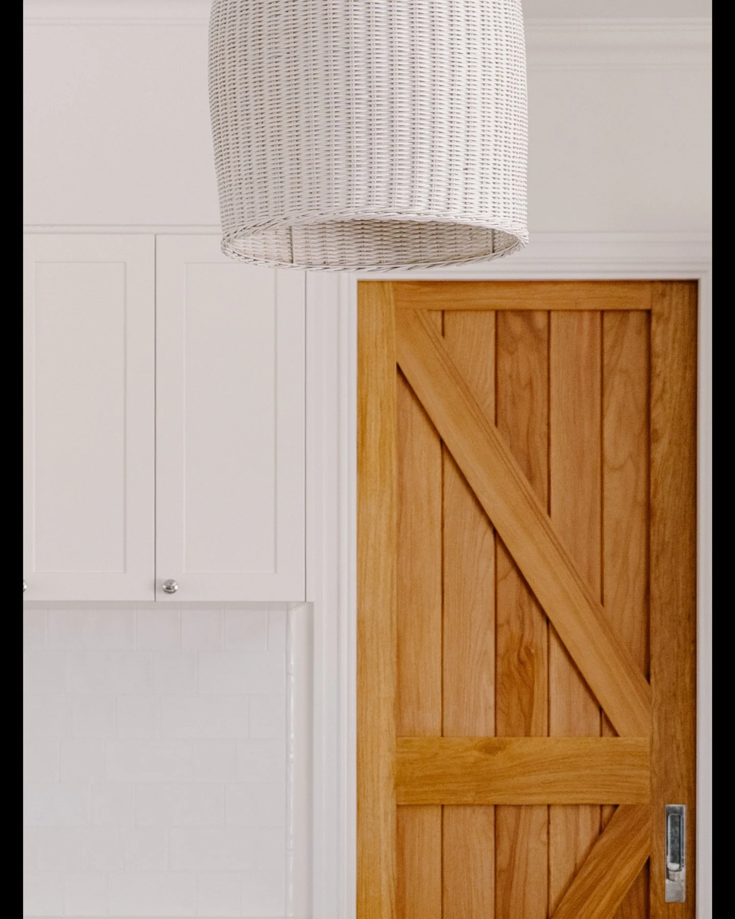 &ldquo;Light, bright and airy&rdquo; &mdash; one of the most common feelings people ask for in their homes.

It&rsquo;s easy to picture, but harder to get right. Too stark and it feels cold. Too minimal and it loses warmth.

In this kitchen, that sen