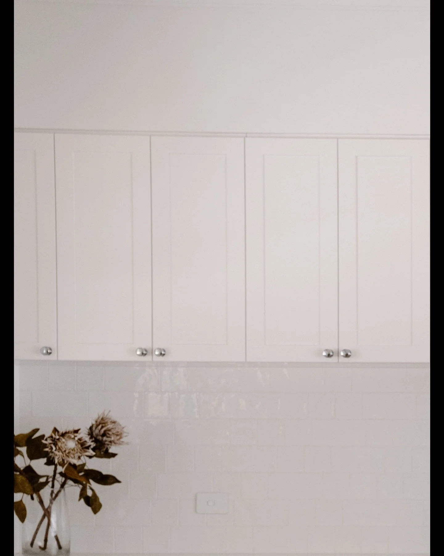 &ldquo;Light, bright and airy&rdquo; &mdash; one of the most common feelings people ask for in their homes.

It&rsquo;s easy to picture, but harder to get right. Too stark and it feels cold. Too minimal and it loses warmth.

In this kitchen, that sen