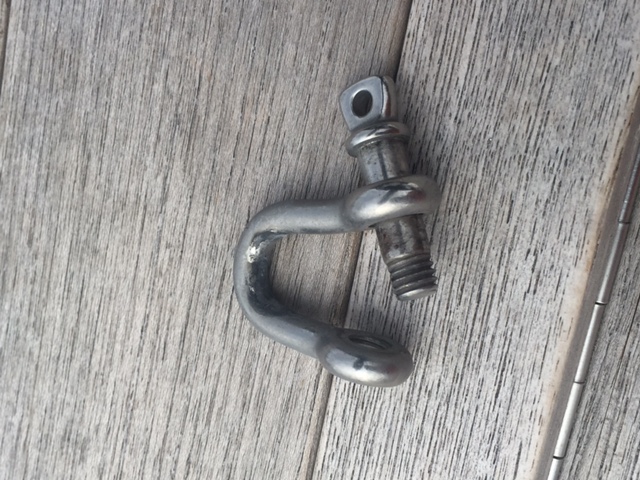 Damaged shakle from the down hauler...