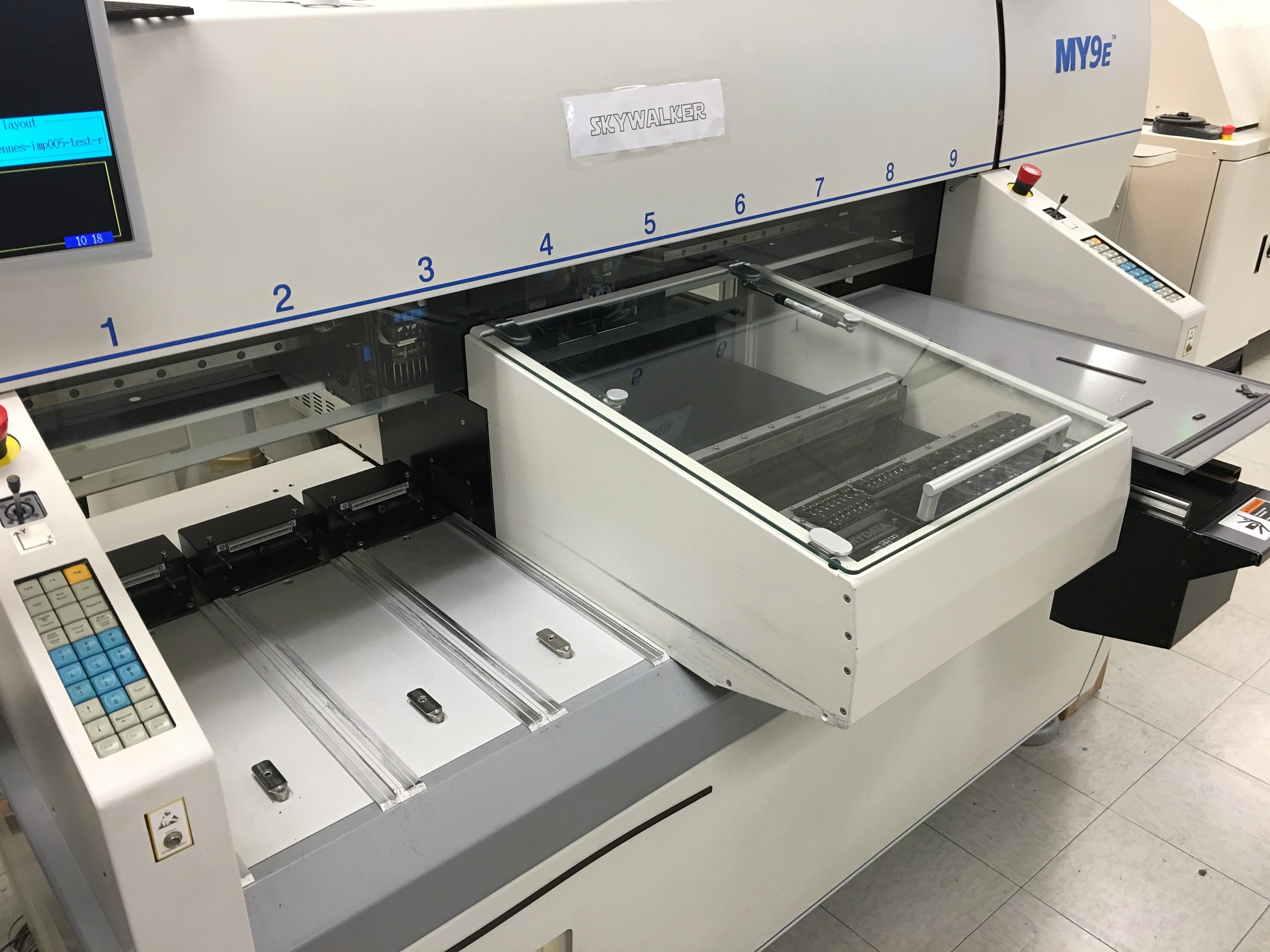 Pick and place machine