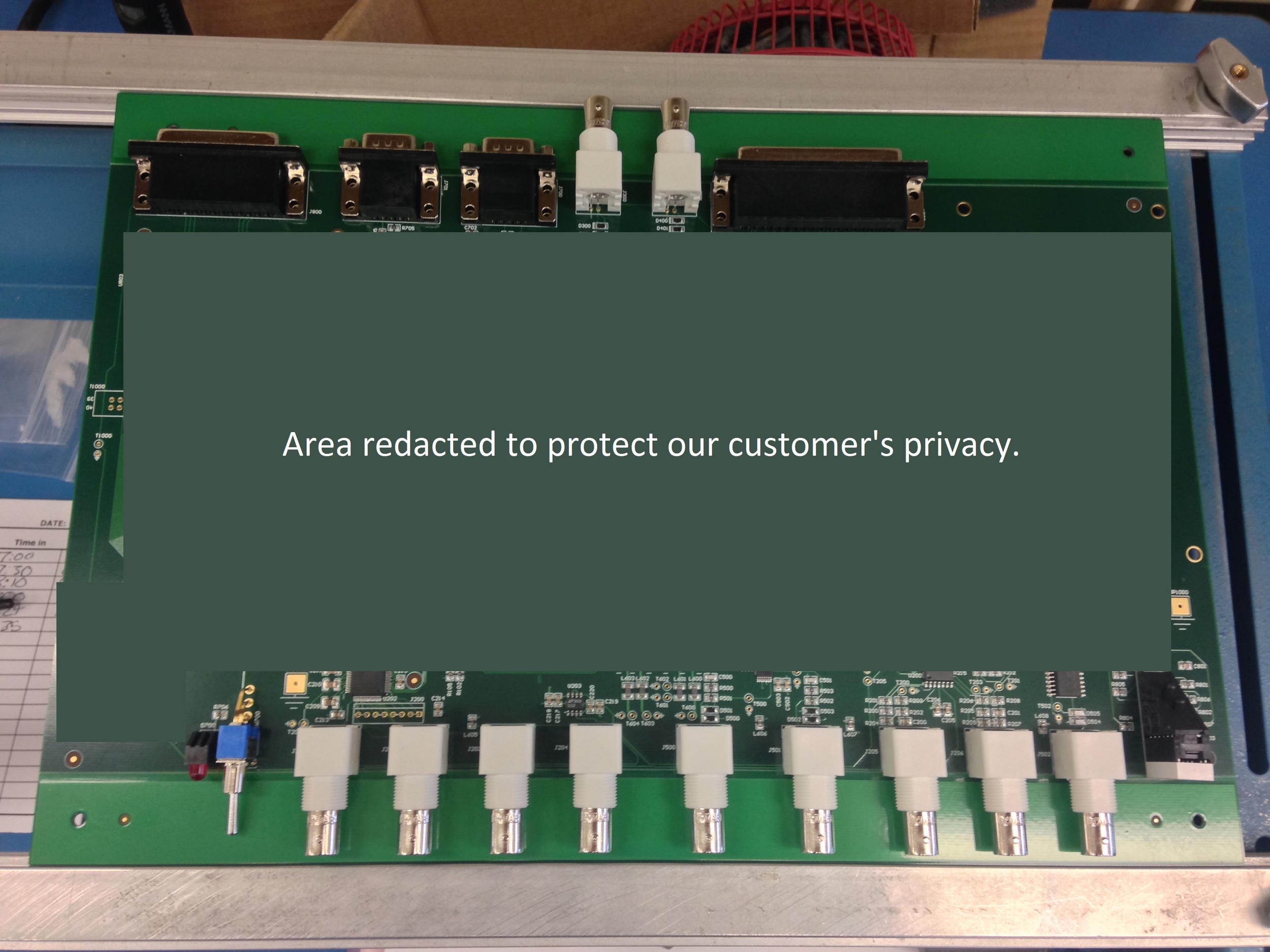 These white connectors are 20mm long. So the rail was made 25mm wide so that the connectors did not hang over the edge of the PCB