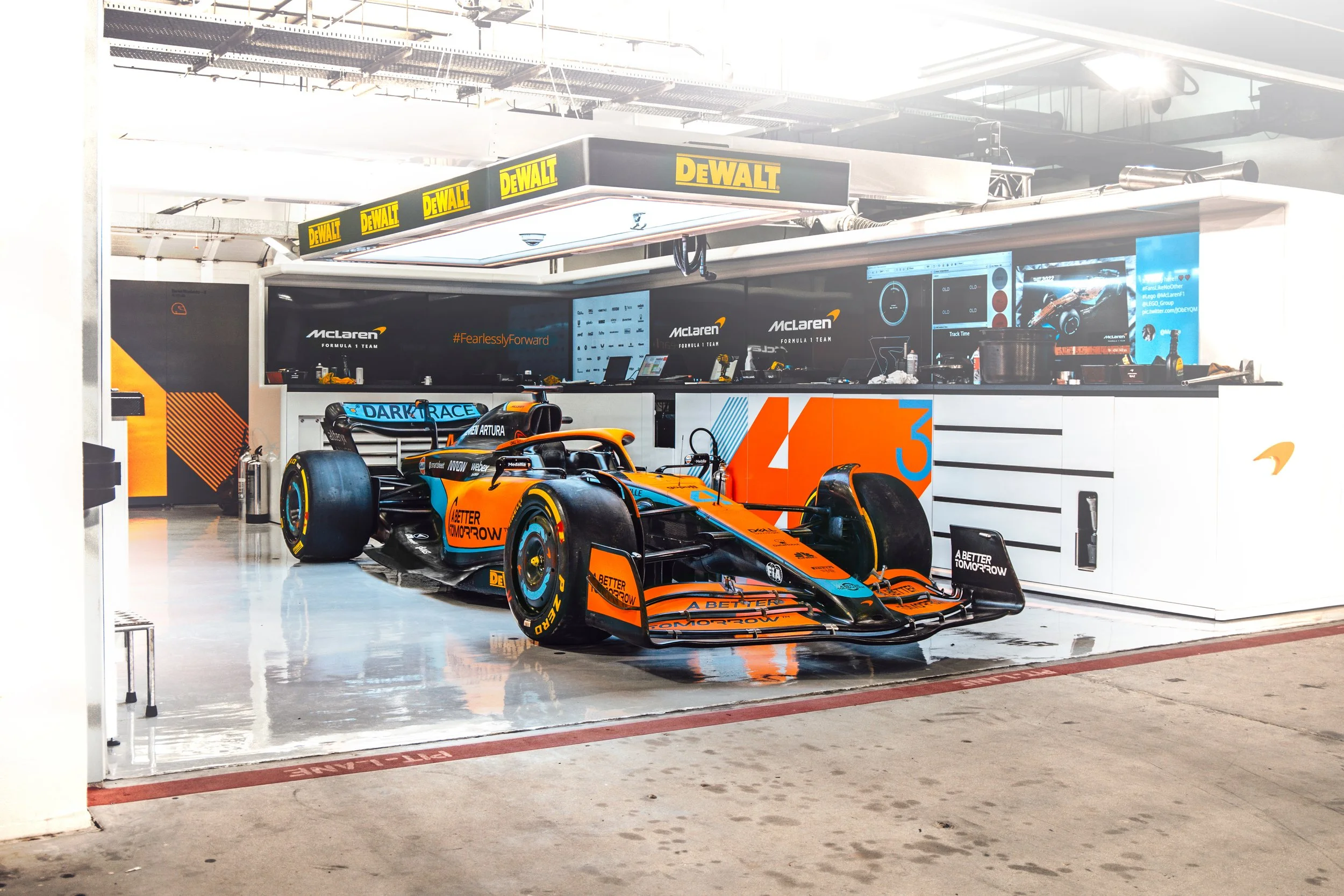 fixedfloor_MCL_36_GARAGE_FRONT34_CN-2.jpg