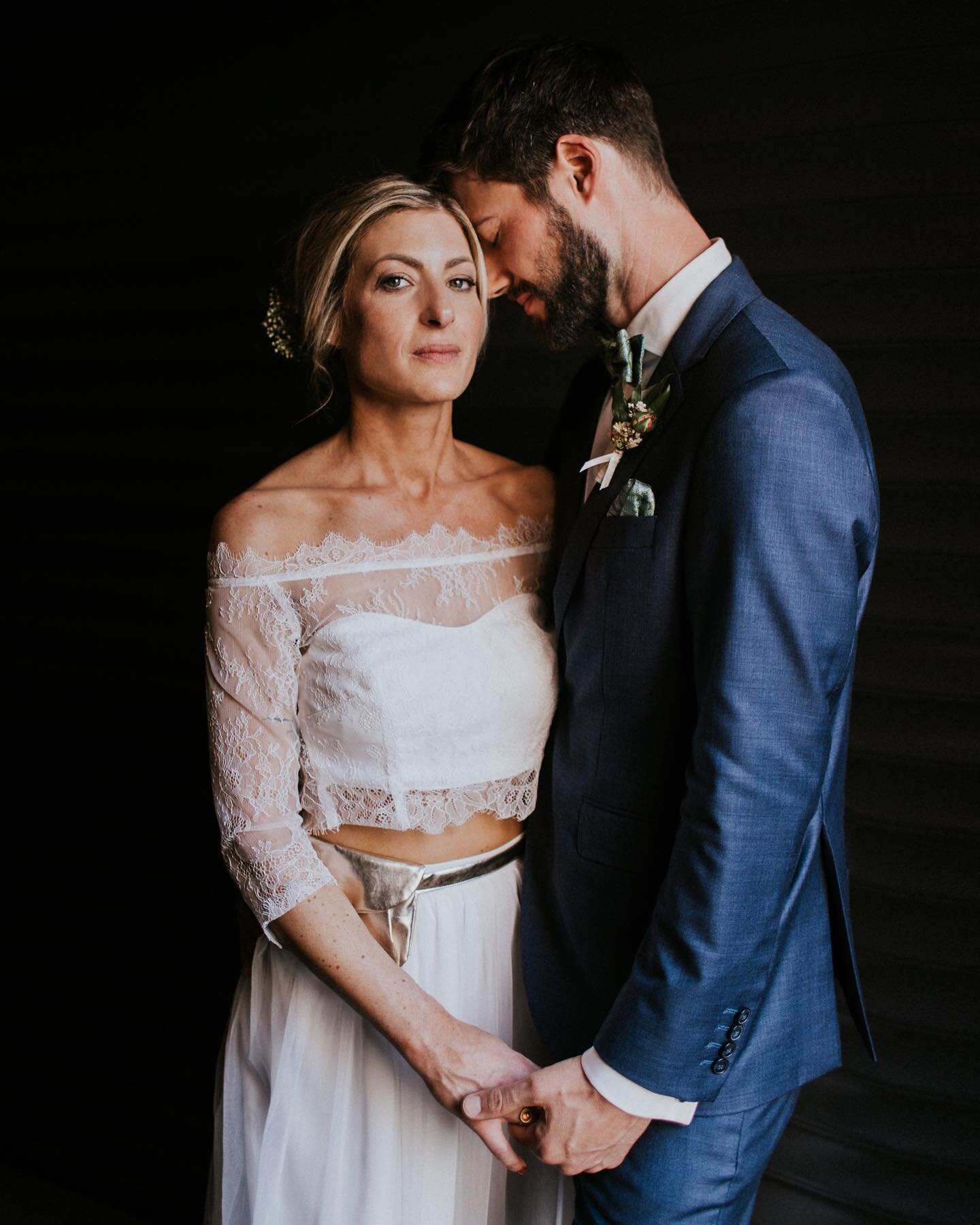 What I&rsquo;ve learned from @freethebirdweddings : When the opportunity for a brief moment of calm arises, seize it. ✨ #urbanweddings #hochzeitleipzig #hochzeitsfotografleipzig #kaiserbad 
_ _ _ 

Iam open to inquiries in Montenegro \ June2022