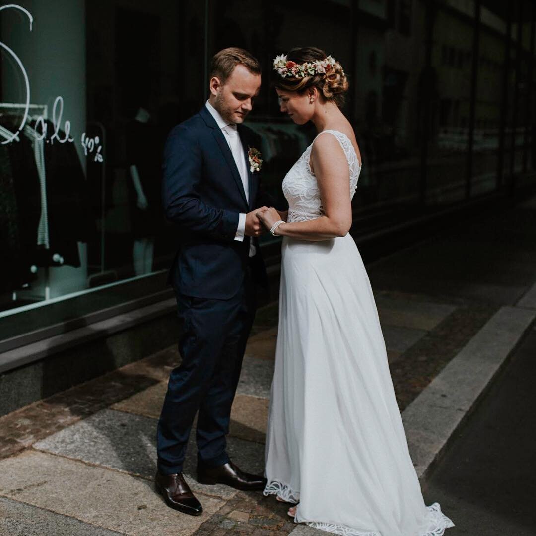 10 minutes couplephotos... 🚀✨#hochzeitleipzig #urbanwedding #theluckyones #vintagewedding #villahasenholz