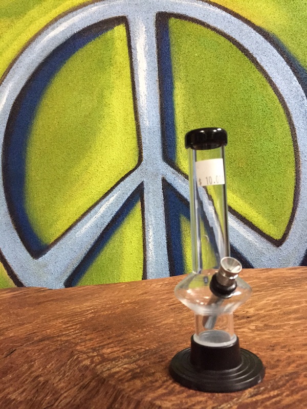 short clear acrylic water pipe.JPG