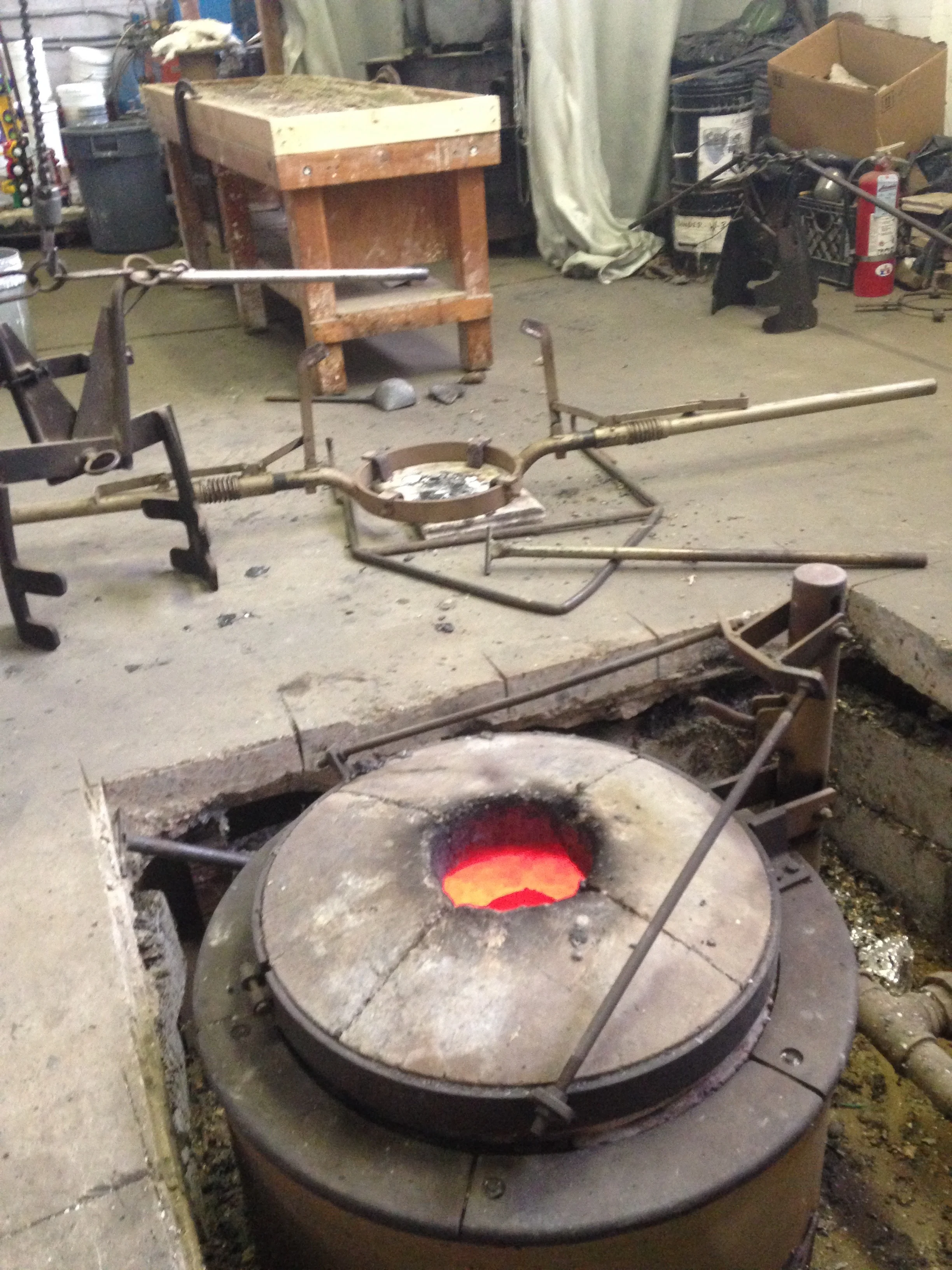 Speedy Melt, pick up tongs, pouring shank, ladle, sand table