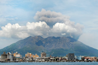  Sakurajima erupting