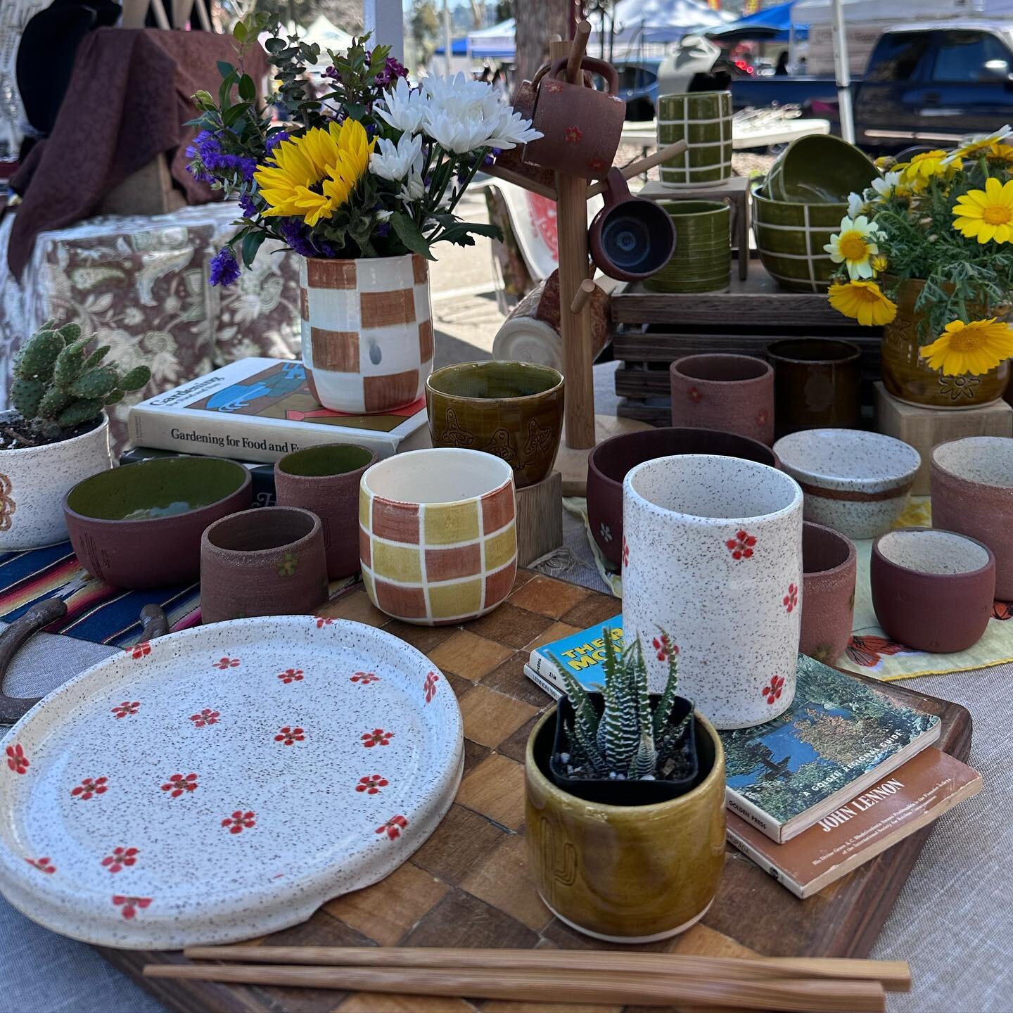 We're obsessed with these retro handmade kitchen items by @madii_davis at @fireandmudstudios 
Perfect for gifting a loved one, or yourself!! 🌼☕️⁠
⁠
Find them at the Farmers Market this weekend!⁠
⁠
📍MiraCosta College San Elijo Campus Parking Lot -⁠
